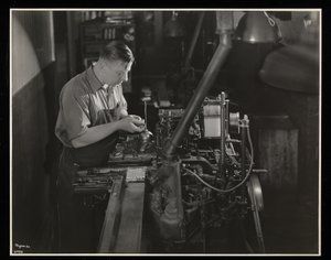 Travail sur une machine à monotype chez Unz et Co., 24 Beaver Street, New York, 1932